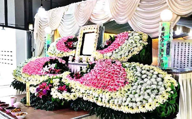 Some Useful Tips For Sending Condolence Flowers | by Peaceful Wreaths | Aug, 2022 | Medium
