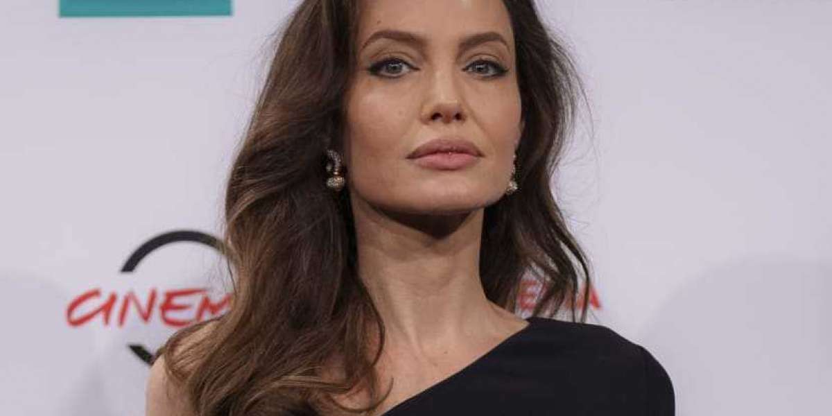 Angelina Jolie makes surprise visit to flood-hit Pakistan