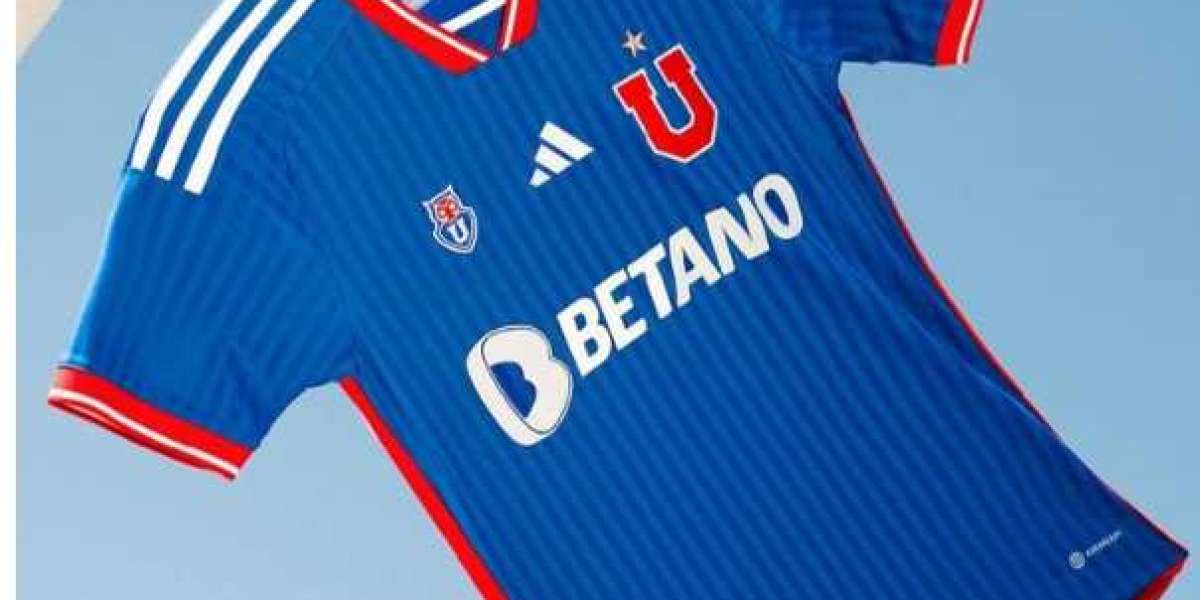 Das neue Club Universidad de Chile 2023 Heimtrikot wurde heute vorgestellt