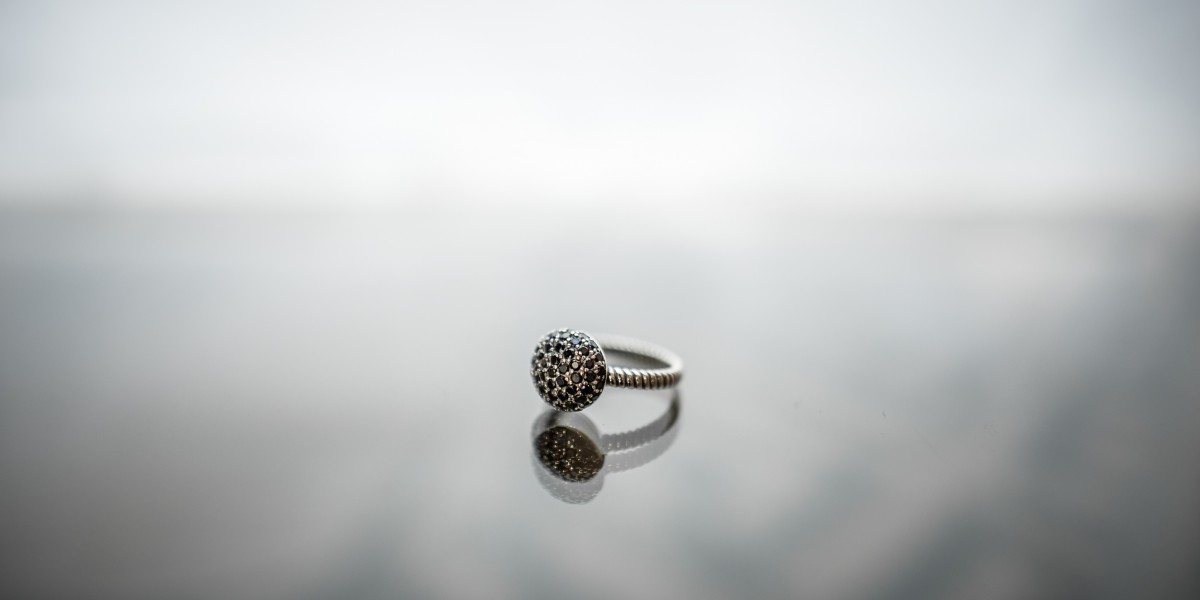 Engagement Rings That Shine Bright: Moissanite Rings and Lab Grown Diamonds