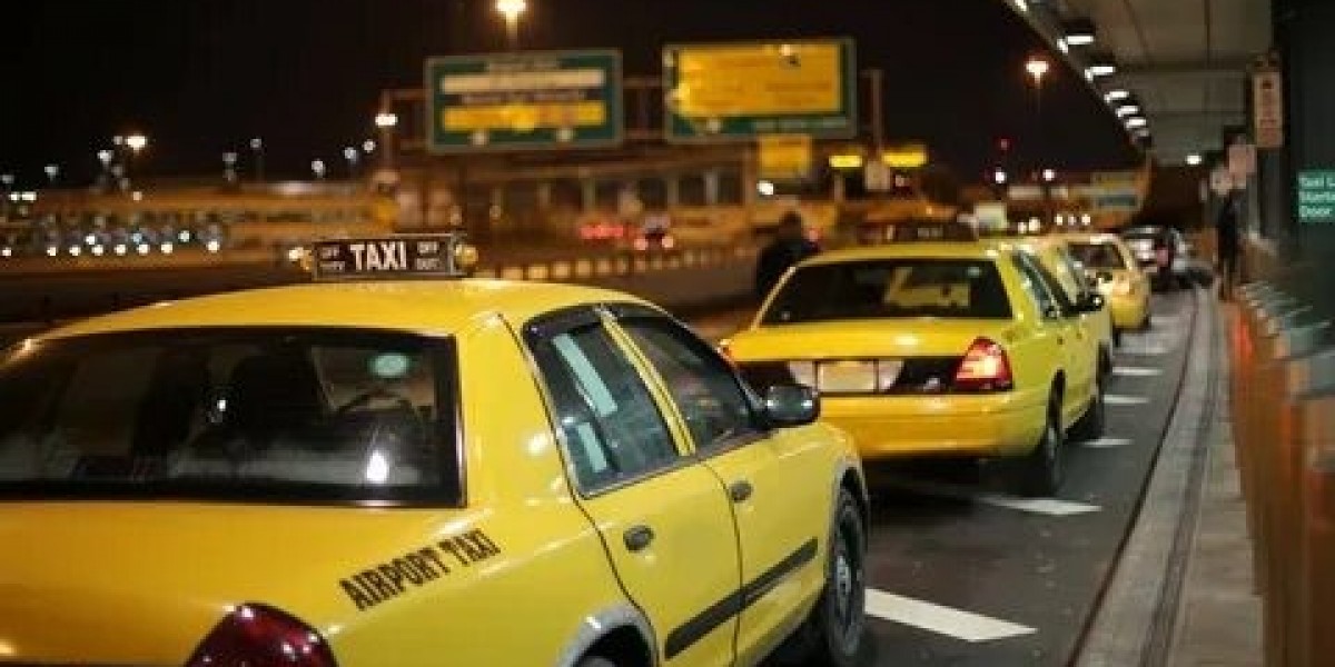 Experience Unparalleled Comfort with Umrah Taxi’s Services