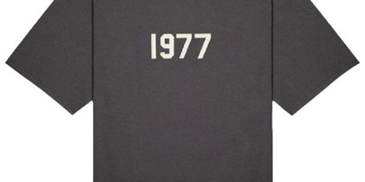 Essentials Hoodie – Layer Up in This Must-Have Wardrobe Basic