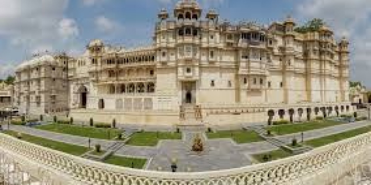 Explore the Golden Triangle Tour with Udaipur: India’s Regal and Cultural Odyssey