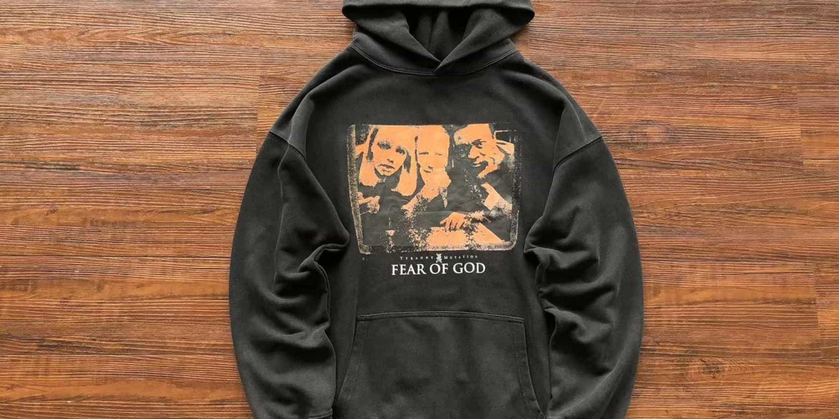 The Black Essentials Hoodie: A Timeless Streetwear Staple You Can’t Miss