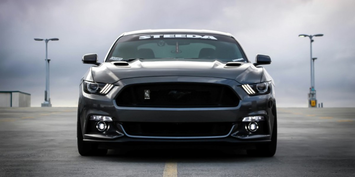 Luxury Wedding Packages to Rent a Car in Lahore for Couples