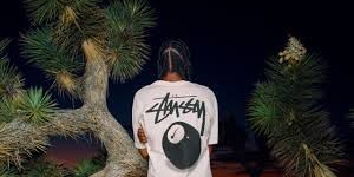 Winter in Miami: Effortless Cool with Stussy and the Iconic Stussy Hoodie