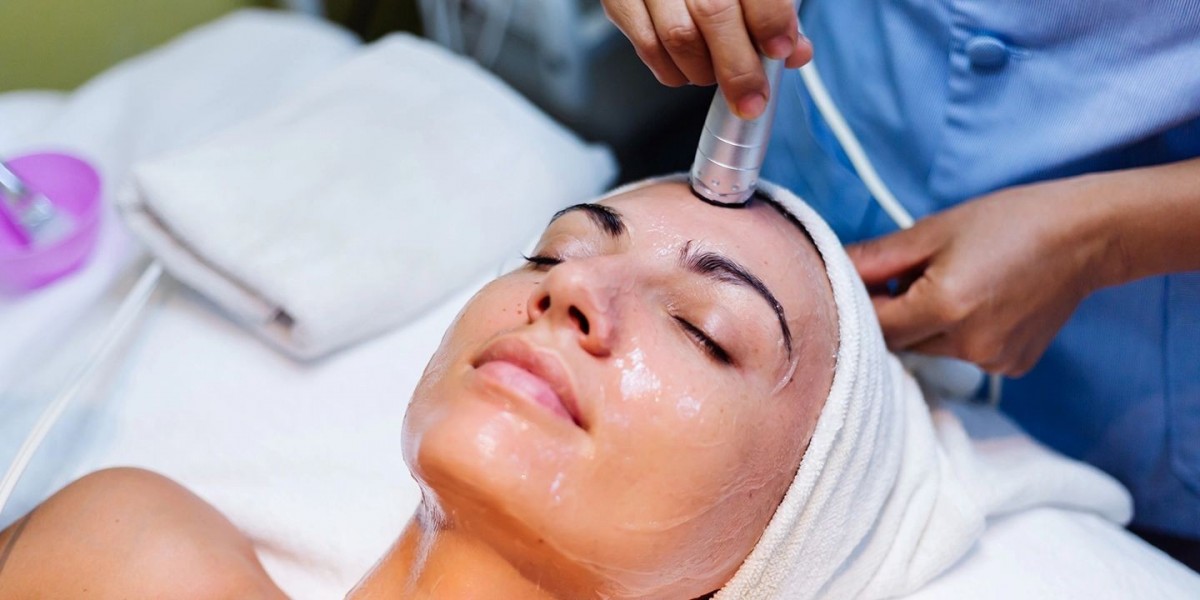 HydraFacial Treatment Steps, Price & Why AAYNA Clinic Is the Best Place for Glowing Skin