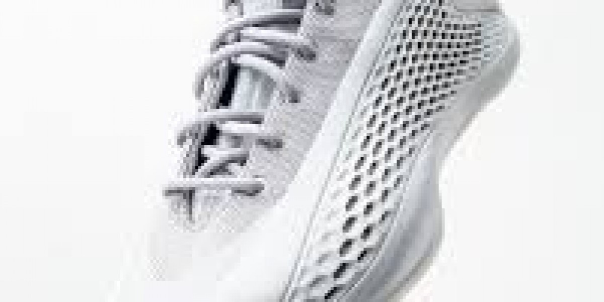 Clean Lines, Big Energy: Why Minimalist Streetwear Is Taking Over 2025