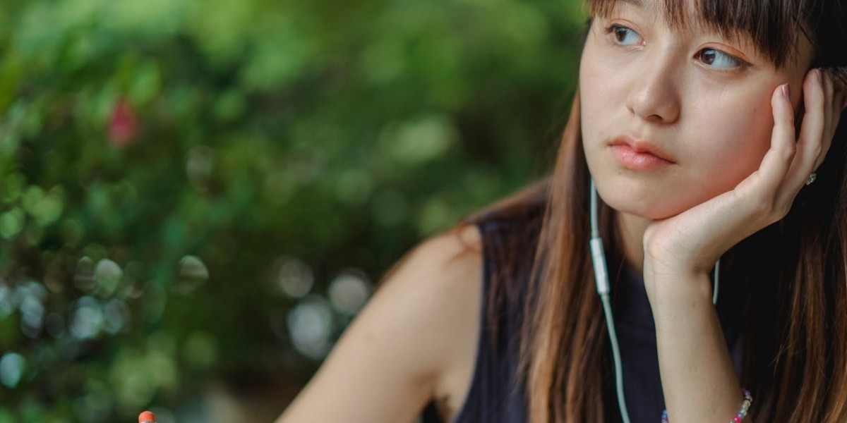 The Art of the Essay: Crafting Thought and Voice in the Modern Age