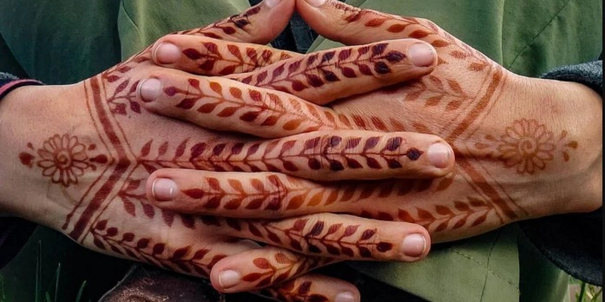 What Frameworks Integrate Henna Art into Clinical or Community-Based Art Therapy Sessions?