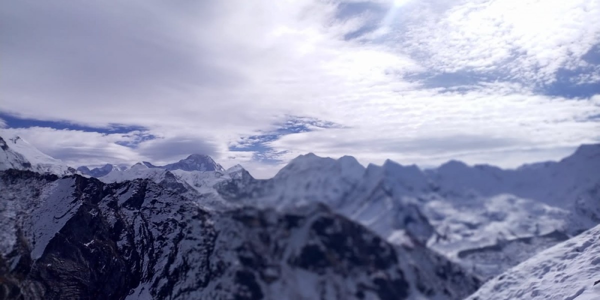 How to Reach the Summit of the East Face During Lobuche Peak Climbing