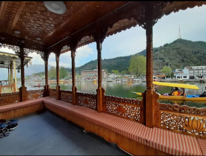 Kolu Palace Houseboat | Dal Lake Houseboats in Srinagar