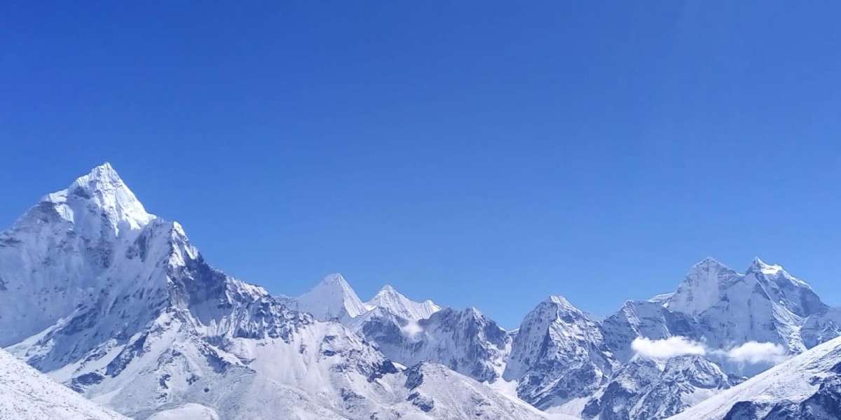 What Altitude Challenges Does the Everest Base Camp Trek Present
