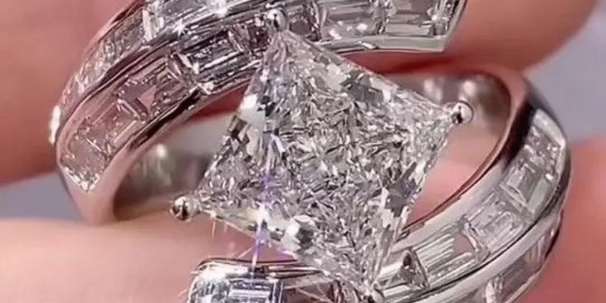 A Closer Look at Square-Shaped Diamond Engagement Rings